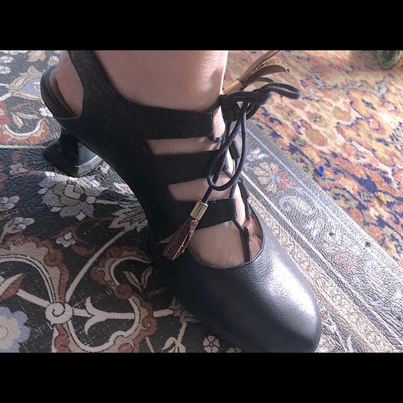 Fluevog Women’s s 9 black and brown sling backs . - Picture 1 of 6